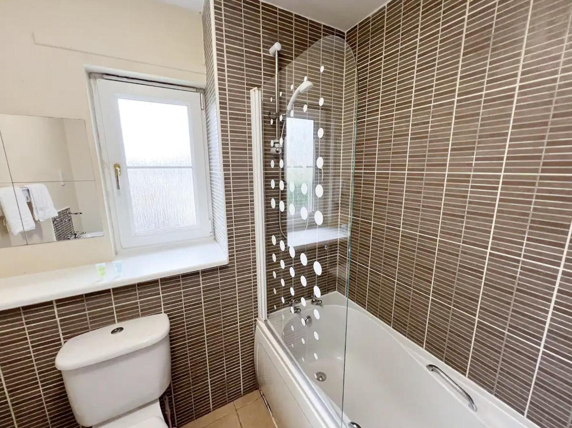 Glasgow Central - Entire House - Free Parking , Free Super Fast Wifi , Private Garden & Parking Security Eksteriør billede